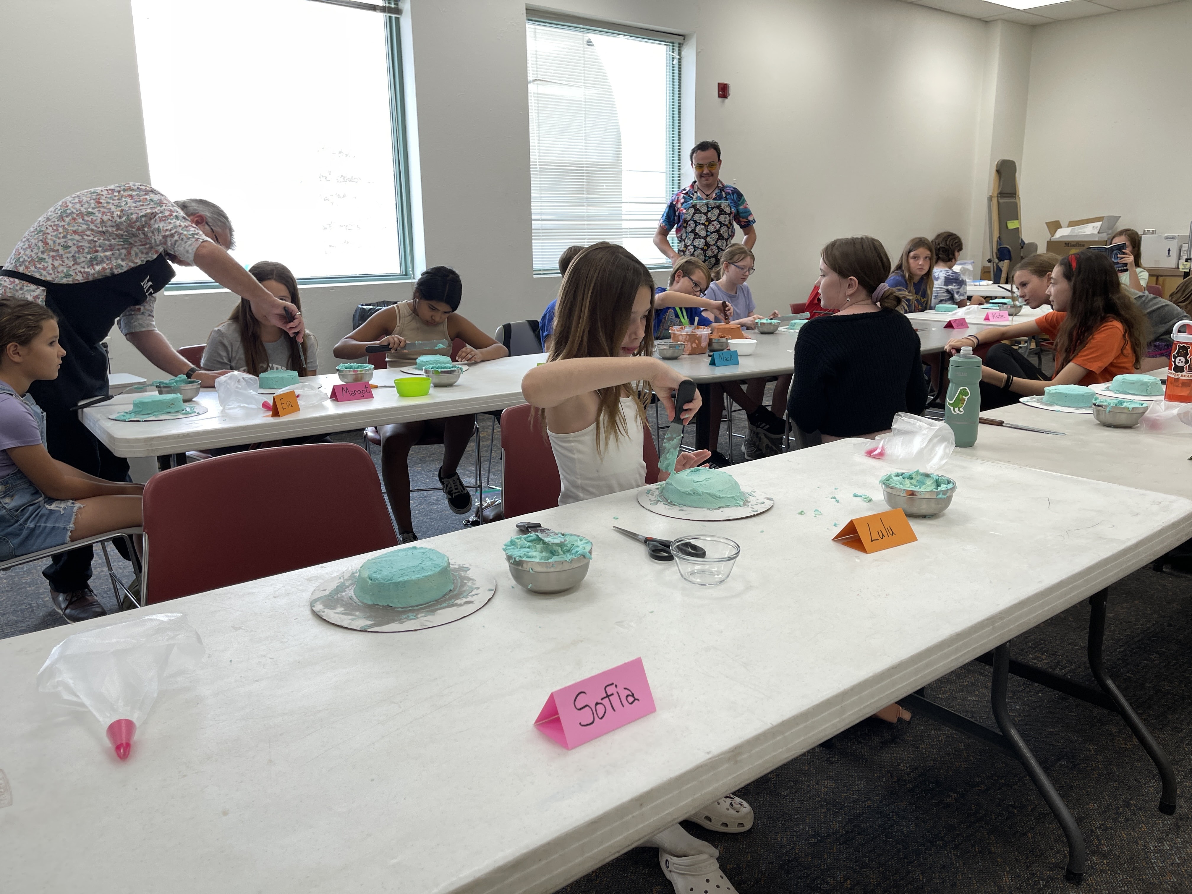 campers decorating cakes